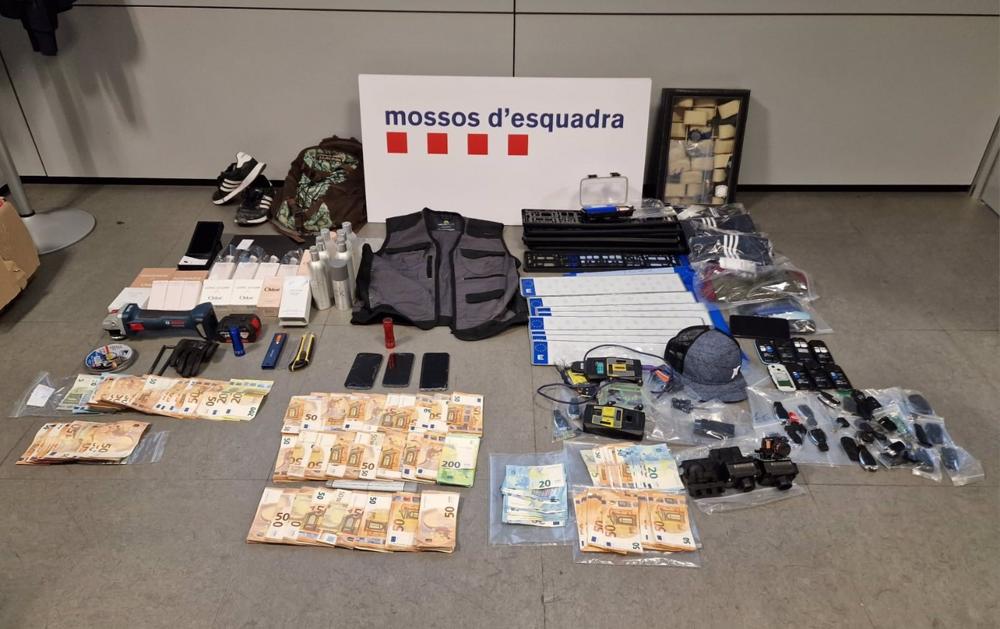 Algunas de las mercancías y dinero en metálico sustraído por el grupo criminal especializado en robos de cargas de camiones en carreteras catalanas Algunas