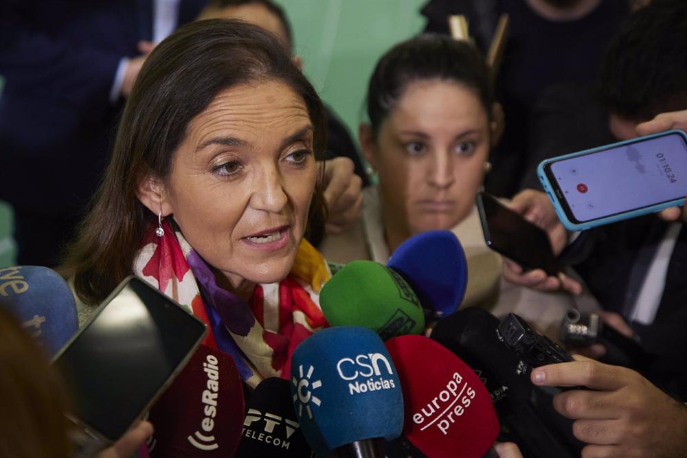 La ministra de Industria, Comercio y Turismo, Reyes Maroto, atiende a los medios de comunicación. ARCHIVO La