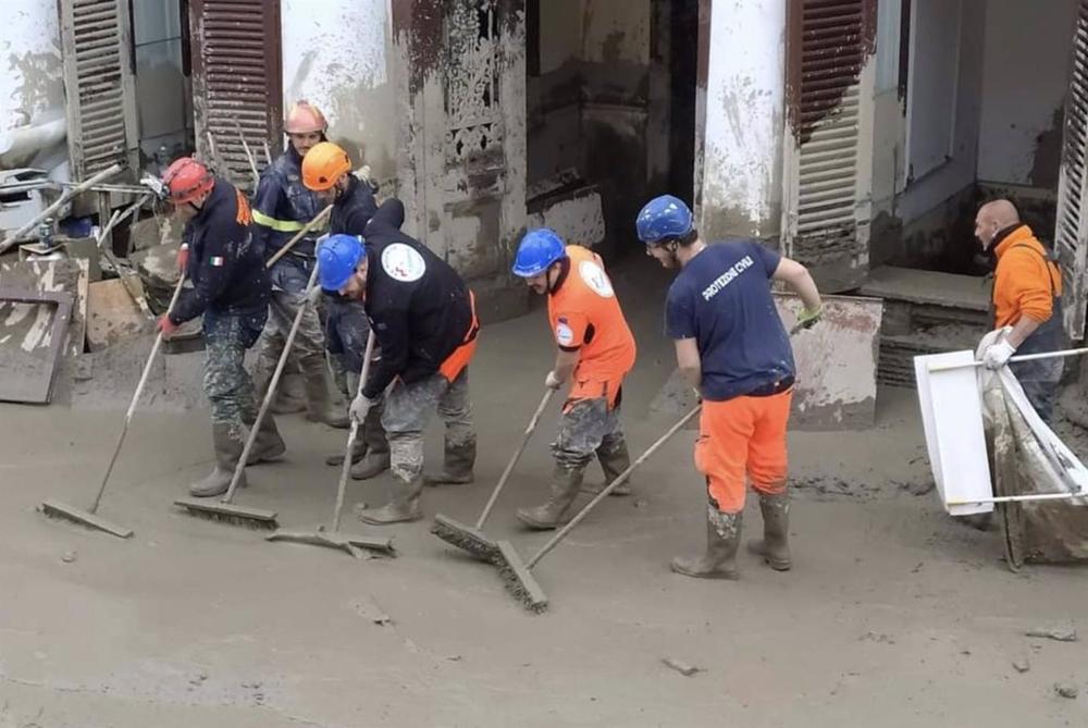 Personal de Protección Civil durante las Inundaciones en el sur de Italia Personal