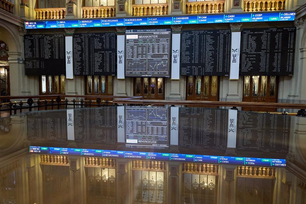 Archivo - Paneles del Ibex 35 en el Palacio de la Bolsa, a 30 de septiembre de 2022, en Madrid (España). Archivo