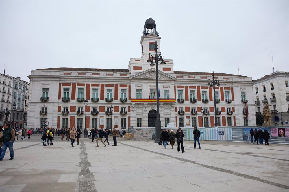 Vista de la Real Casa de Correos y su reloj de torre en la remodelada y peatonalizada Puerta del Sol. Vista