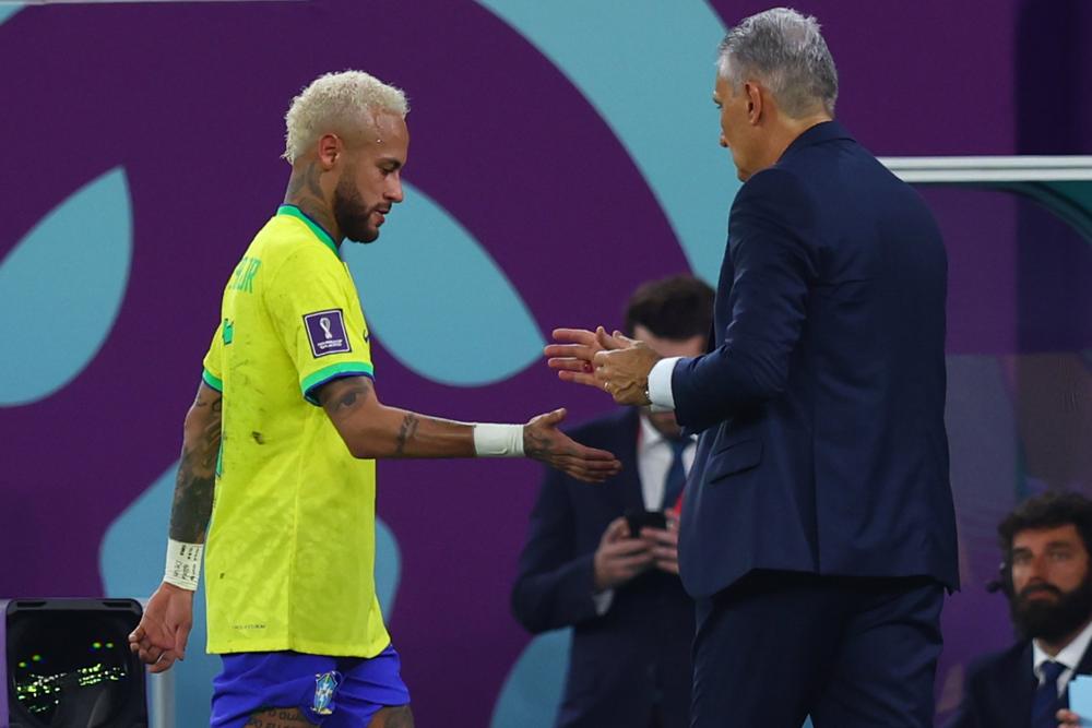 El seleccionador brasileño Tite saluda a Neymar tras cambiarle en el Brasil-Corea del Sur de octavos de final del Mundial de Catar El