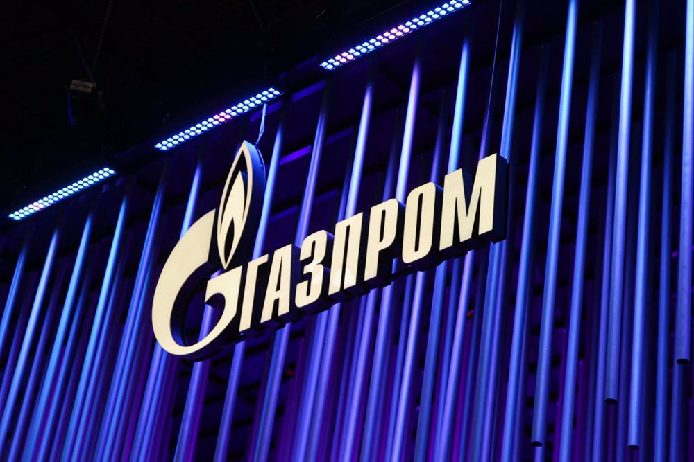 Arquivo - Vista geral do logótipo do gigante russo da energia Gazprom no Fórum Económico Internacional de São Petersburgo. Arquivo
