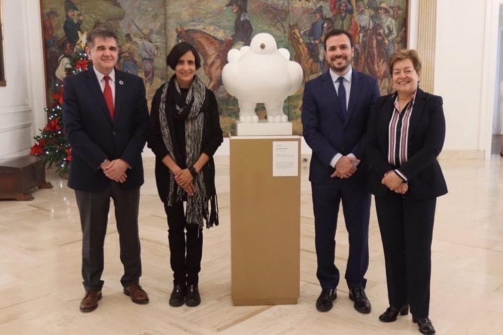 Der Minister für Verbraucherangelegenheiten, Alberto Garzón, mit der kolumbianischen Ministerin für Arbeit, Gloria Ramirez, und der kolumbianischen Ministerin für Umwelt und nachhaltige Entwicklung, Susana Muhamad. Der