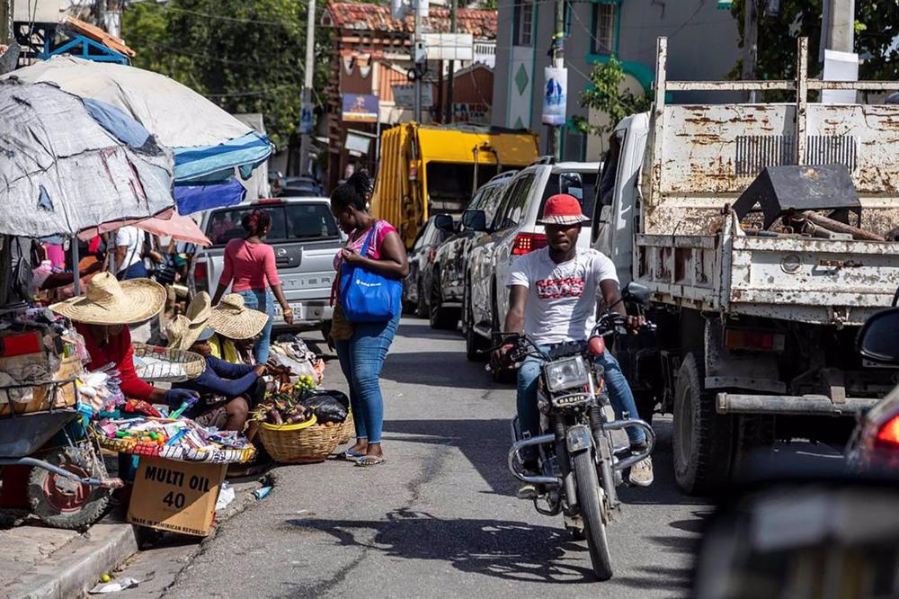 Archiv - Fußgänger und Fahrzeuge in einer Straße in Port-au-Prince, Haiti Archiv
