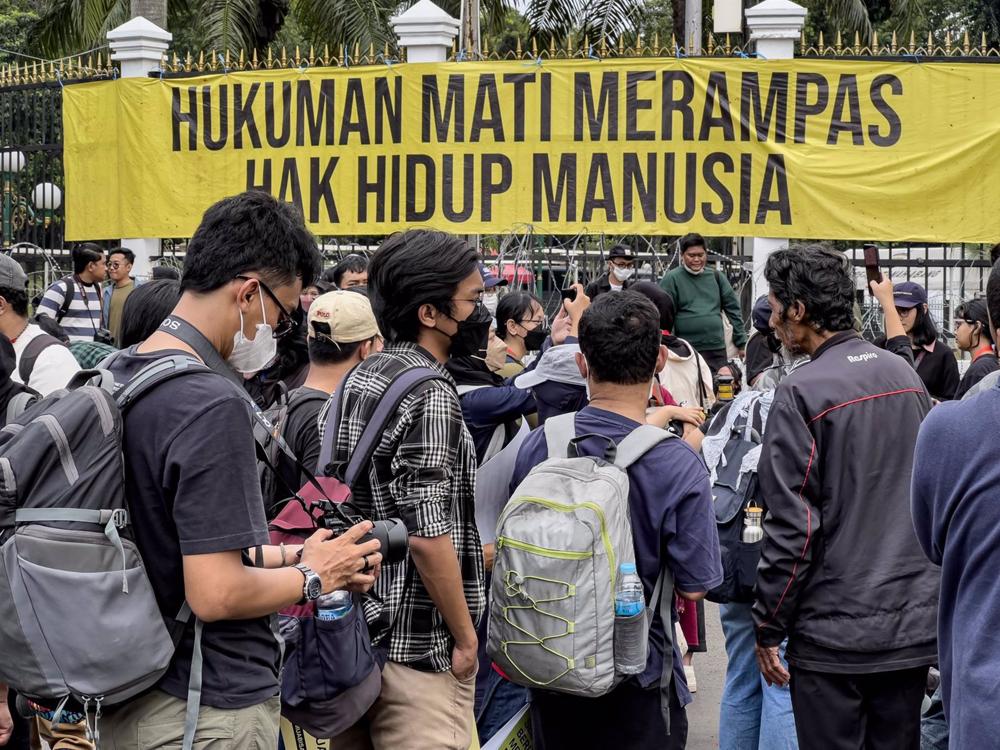Des militants d'ONG manifestent devant la Chambre des représentants à Jakarta. Des