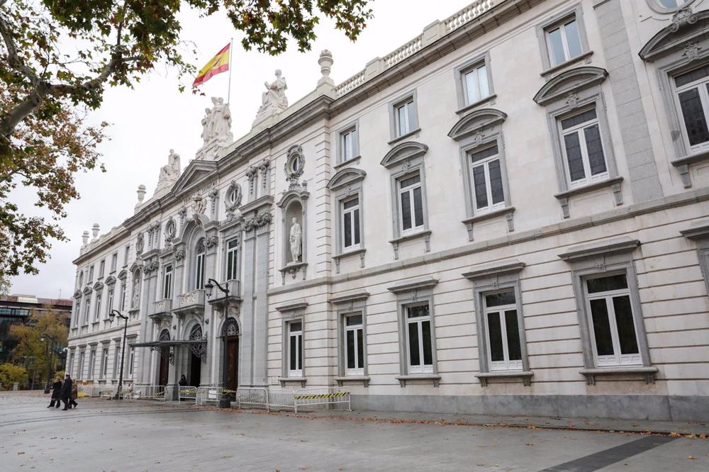 Archivo - Fachada del edificio del Tribunal Supremo con la bandera española en lo alto, en Madrid a 29 de noviembre de 2019. Archivo