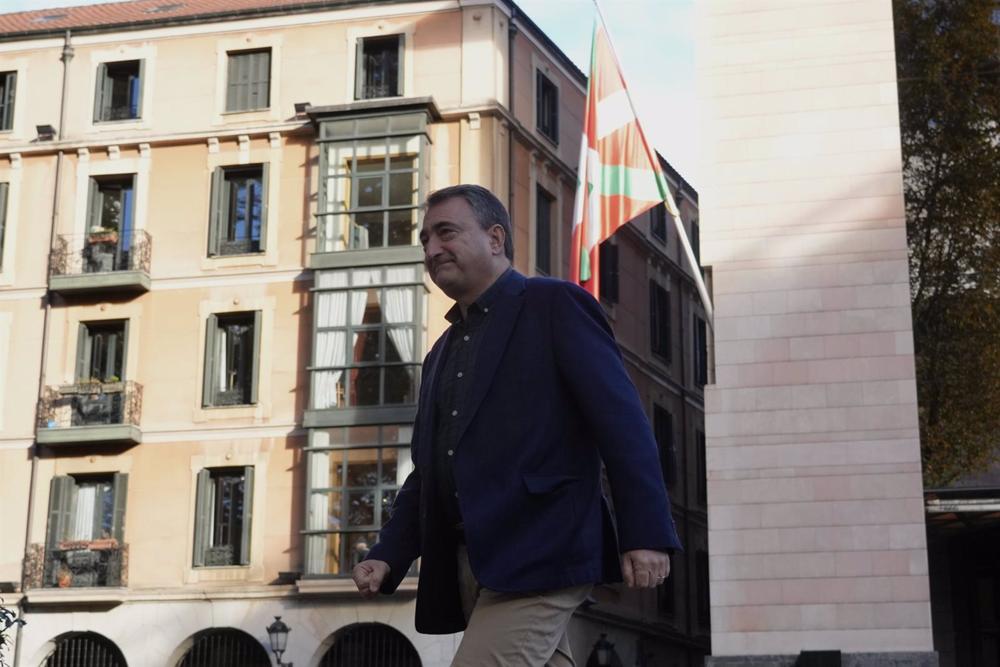 El portavoz del PNV en el Congreso de los Diputados, Aitor Esteban, momentos antes de ofrecer declaraciones a los medios con motivo del Día de la Constitución en Jardines de Albia, a 6 de diciembre de 2022, en Bilbao, Bizkaia, País Vasco (España). El