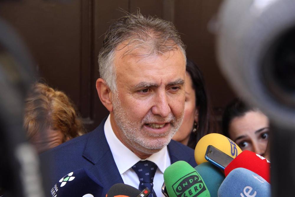 Archivo - El presidente de Canarias, Ángel Víctor Torres, atiende a los medios Archivo