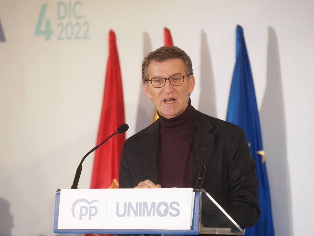 El presidente del Partido Popular (PP), Alberto Núñez Feijóo, interviene en el VIII cónclave del PPN, en el Hotel Tres Reyes, a 4 de diciembre de 2022, en Pamplona, Navarra, (España). El