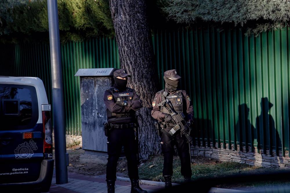 Dos agentes de Policía Nacional en las inmediaciones de la embajada de Ucrania tras ser acordonada, a 2 de diciembre de 2022, en Madrid (España). Dos