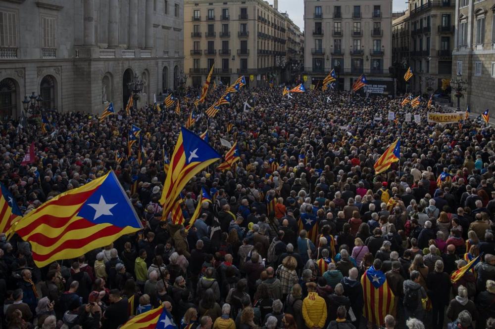 Los manifestantes al llegar a la plaza Sant Jaume Los