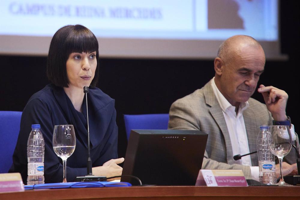 Archivo - La ministra de Ciencia e Innovación, Diana Morant, durante el acto de clausura del XIII Concurso de Otoño de Matemáticas en la Escuela Técnica Superior de Informática, acompañada del alcalde de Sevilla, Antonio Muñoz. Archivo