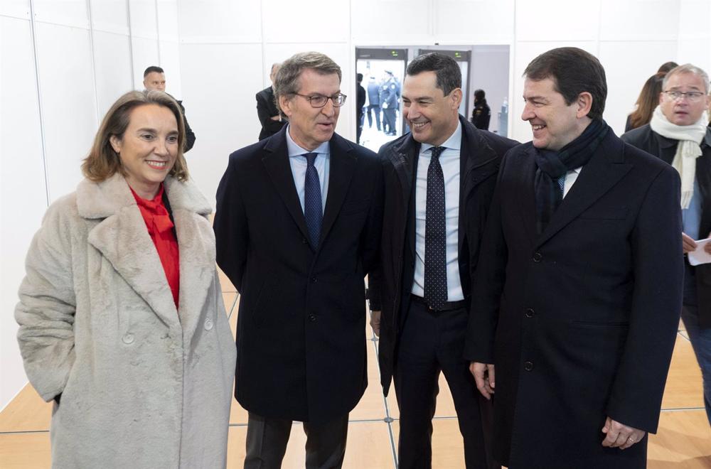 (I-D) La portavoz del PP en el Congreso, Cuca Gamarra; el presidente del PP, Alberto Núñez Feijóo; el presidente de la Junta de Andalucía, Juanma Moreno y el presidente de la Junta de Castilla y León, Alfonso Fernández Mañueco, durante el acto institucion (I-D)