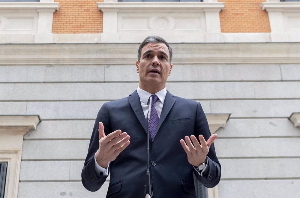 El presidente del Gobierno, Pedro Sánchez, ofrece declaraciones a los medios, durante el acto institucional por el Día de la Constitución, en el Congreso de los Diputados, a 6 de diciembre de 2022, en Madrid (España). El