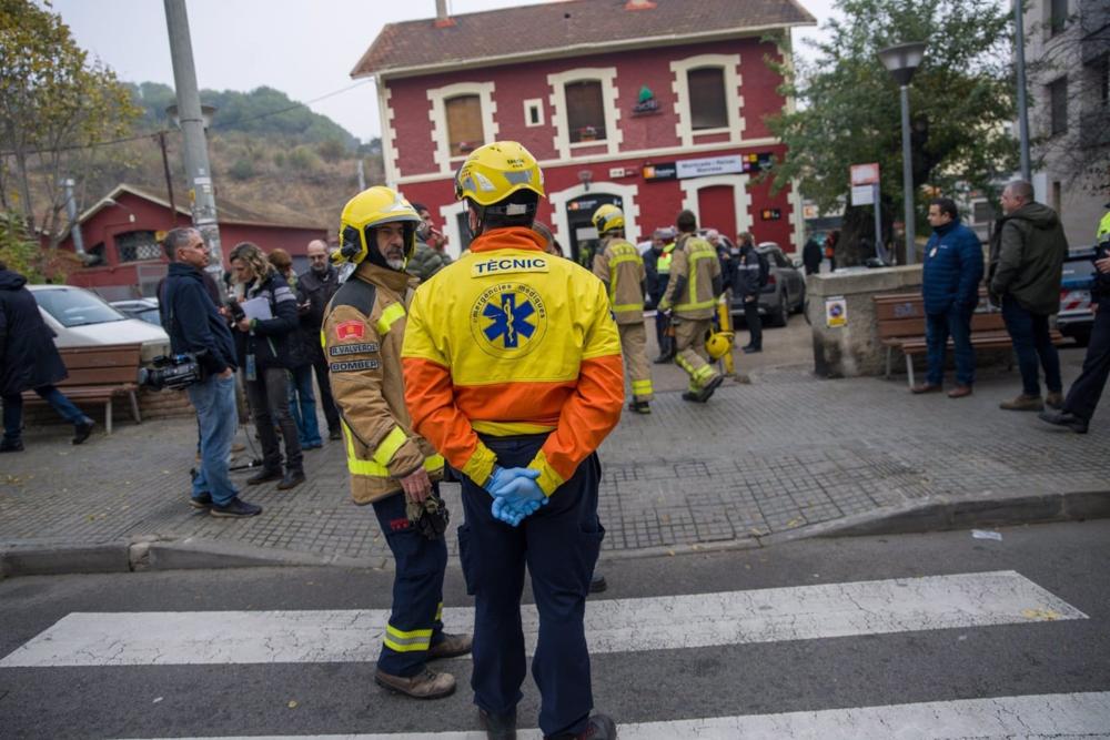 Sanitarios y bomberos en la estación de Montcada i Reixac - Manresa (Barcelona) tras el choque entre dos trenes. Sanitarios