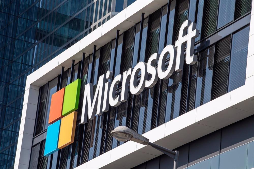 Archivo - FILED - 26 March 2021, Bavaria, Munich: The Microsoft logo hangs on the facade of an office building in Munich. Photo: Peter Kneffel/dpa Archivo
