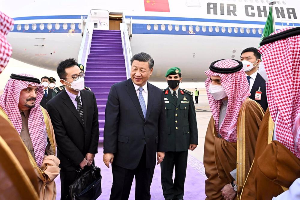 O Presidente chinês Xi Jinping no Aeroporto Internacional Rei Khalid em Riade, Arábia Saudita. O