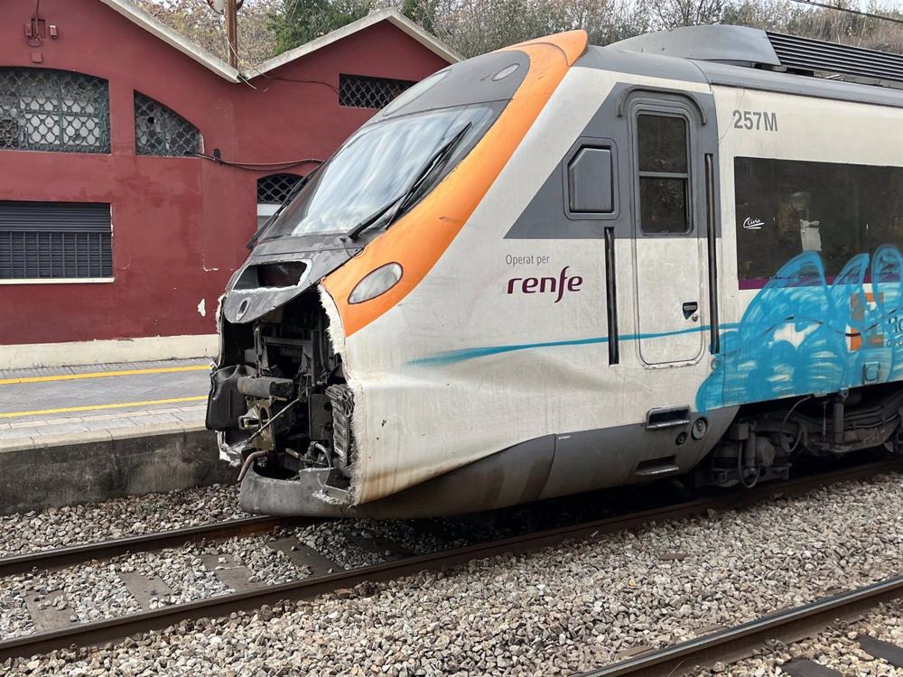 Uno de los trenes accidentados este miércoles en la estación de Montcada i Reixac - Manresa (Barcelona) Uno