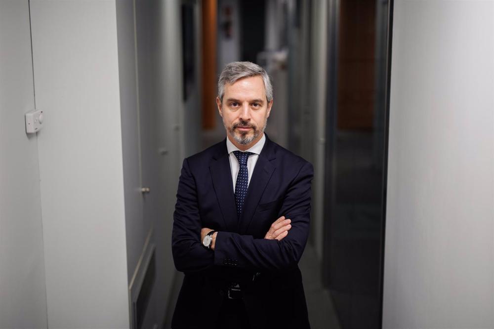 El vicesecretario de Economía del PP, Juan Bravo, tras una entrevista concedida a Europa Press en la sede nacional del PP. El