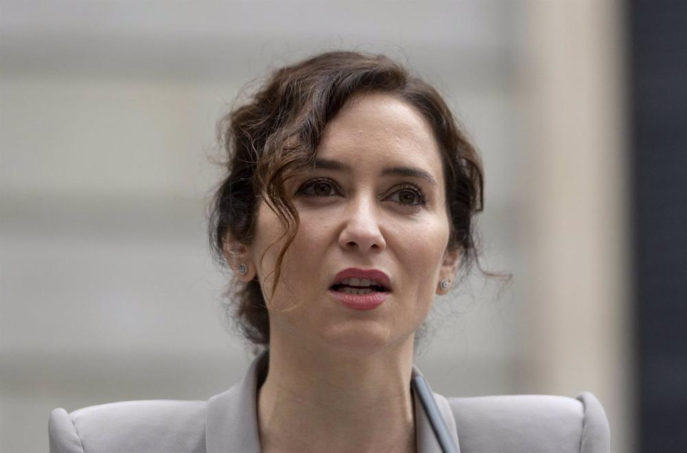 La presidenta de la Comunidad de Madrid, Isabel Díaz Ayuso, ofrece declaraciones a los medios, durante el acto institucional por el Día de la Constitución, en el Congreso de los Diputados, a 6 de diciembre de 2022, en Madrid (España). La