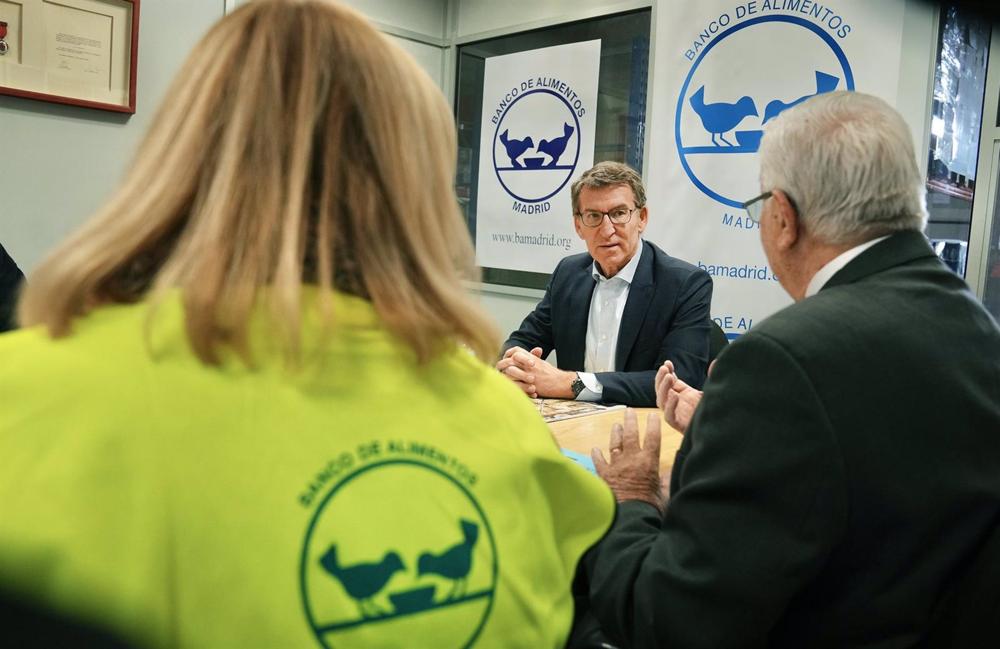 El líder de PP, Alberto Núñez Feijóo, visita el Banco de Alimentos de Madrid. El
