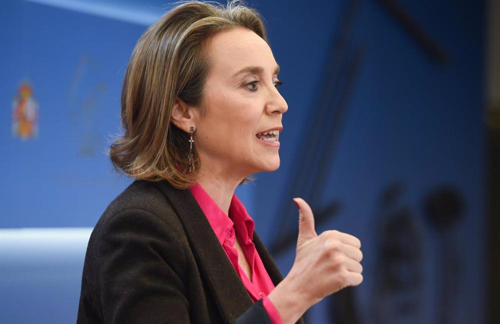 La secretaria general del PP, Cuca Gamarra, interviene en una rueda prensa. La