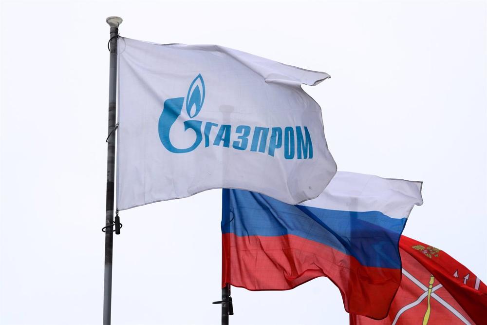 Archivo - FILED - 03 March 2022, Russia, Saint Petersburg: A flag with the Gazprom logo is pictured in Saint Petersburg. Gazprom continues to supply Russian gas through Ukraine as normal, and in accordance with the requests of European consumers. Photo: I Archivo