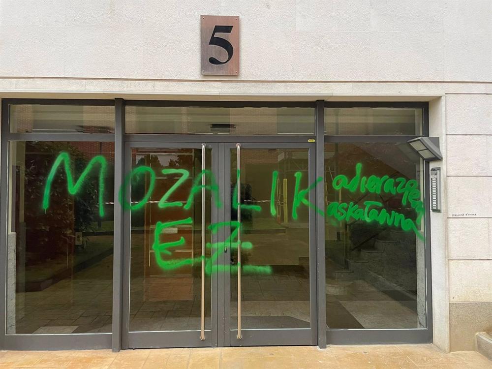 Pintadas contra la alcaldesa de Arrasate (Gipuzkoa) en el portal de su domicilio Pintadas