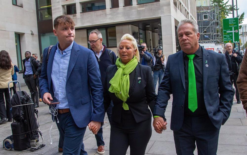 Arquivo - Charlotte Charles, mãe de Harry Dunn, à sua chegada ao julgamento na morte do seu filho, vítima da condução imprudente da americana Anne Sacoolas. Arquivo