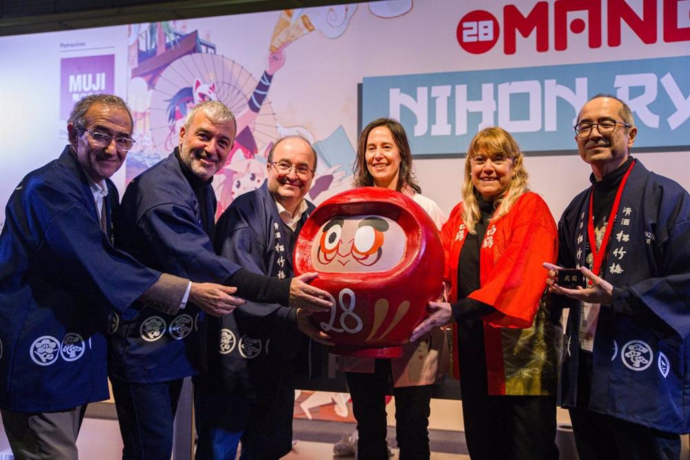 El presidente de Ficomic, Patrici Tixis; el teniente de alcalde Jaume Collboni; el ministro de Cultura y Deporte, Miquel Iceta; la directora de Ficomic, Meritxell Puig; la consellera de Cultura, Natàlia Garriga, y el cónsul general de Japón Yasushi Sato El