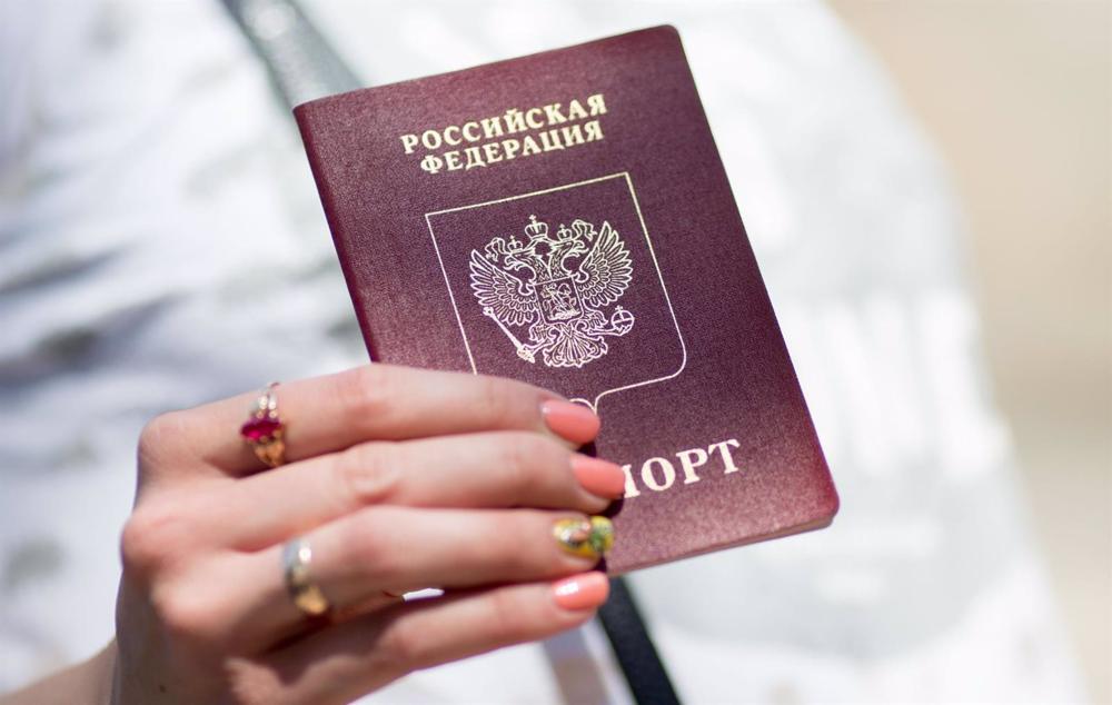 Archivo - Pasaporte ruso. Archivo