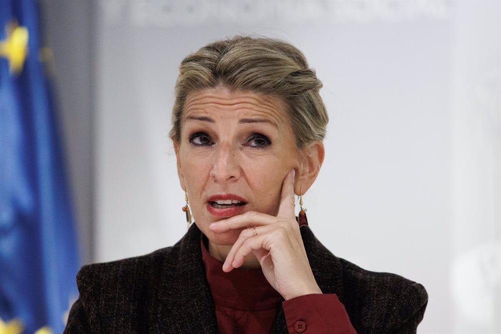 Il secondo vicepresidente del Governo, Yolanda Díaz, parla durante un incontro con i gruppi che rappresentano l'edilizia sociale, presso il Ministero del Lavoro e dell'Economia sociale, il 2 dicembre 2022, a Madrid (Spagna). Il