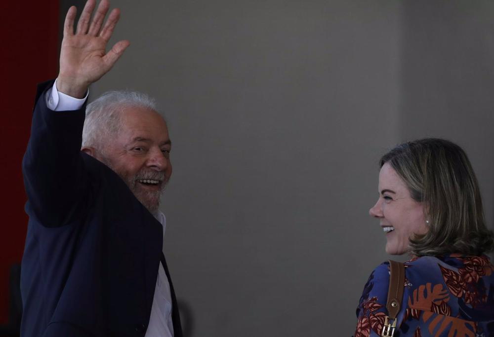 O presidente eleito do Brasil Luiz Inácio Lula da Silva e o presidente do PT Gleisi Hoffmann. O