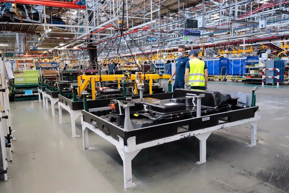 Archivo - Varios operarios trabajando en una fábrica de vehículos Archivo