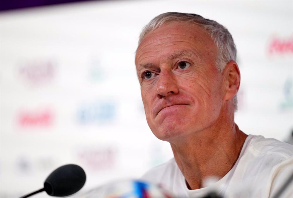 El seleccionador de Francia, Didier Deschamps, atiende a los medios de comunicación en el Mundial de Catar El