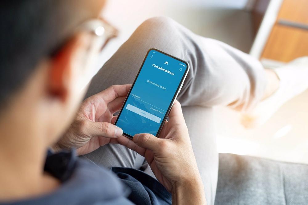 Un usuario de CaixaBank Un