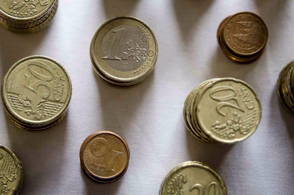 Archivo - Monedas y céntimos de euro Archivo