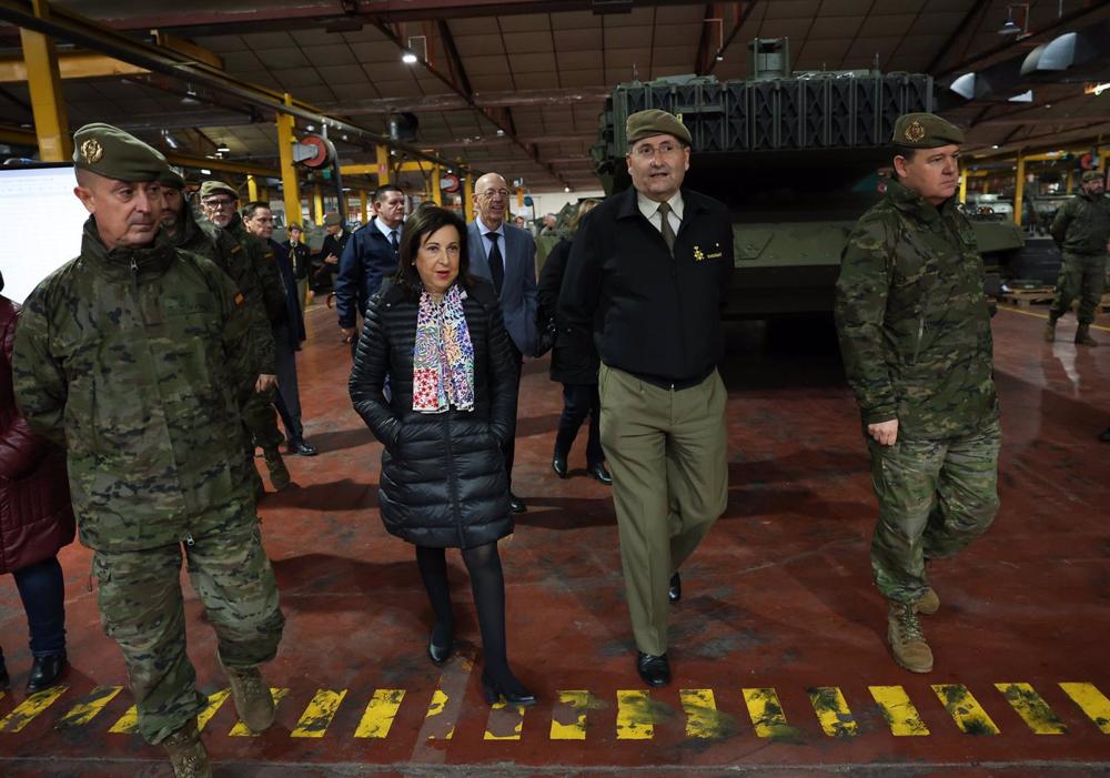 La ministra de Defensa, Margarita Robles, durante su visita al Parque y Centro de Mantenimiento de Sistemas Acorazados nº1 (PCMASA 1) y al Laboratorio Central del Ejército (LCE) La