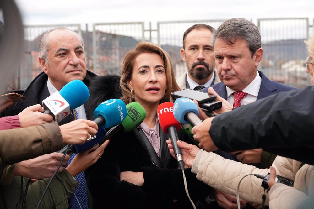 La ministra de Transportes, Movilidad y Agenda Urbana, Raquel Sánchez, ofrece declaraciones a los medios durante su visita a supervisar los avances de la futura estación internacional de Irún, a 9 de diciembre de 2022, en Irun La