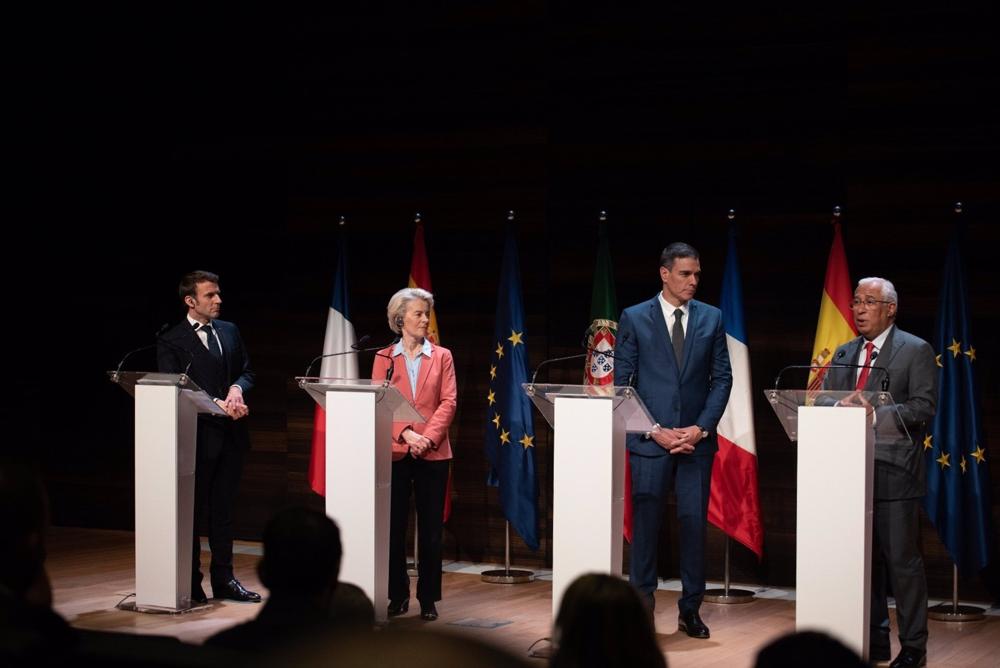 El presidente del Gobierno, Pedro Sánchez, el presidente francés, Emmanuel Macron, el primer ministro de Portugal, Antonio Costa, y la presidenta de la CE, Ursula von der Leyen El