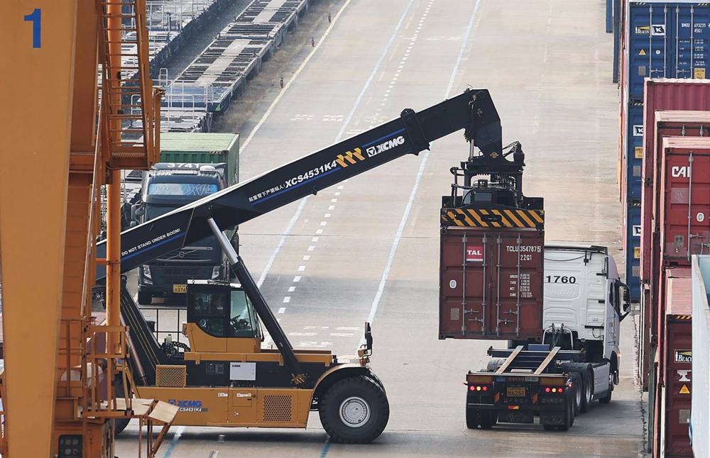 Transportadores sul-coreanos retomam o trabalho após o fim da greve Transportadores