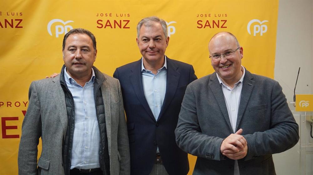 Ricardo Sánchez (i.), José Luis Sanz (c.) y Miguel Tellado (d.), este viernes en Sevilla Ricardo