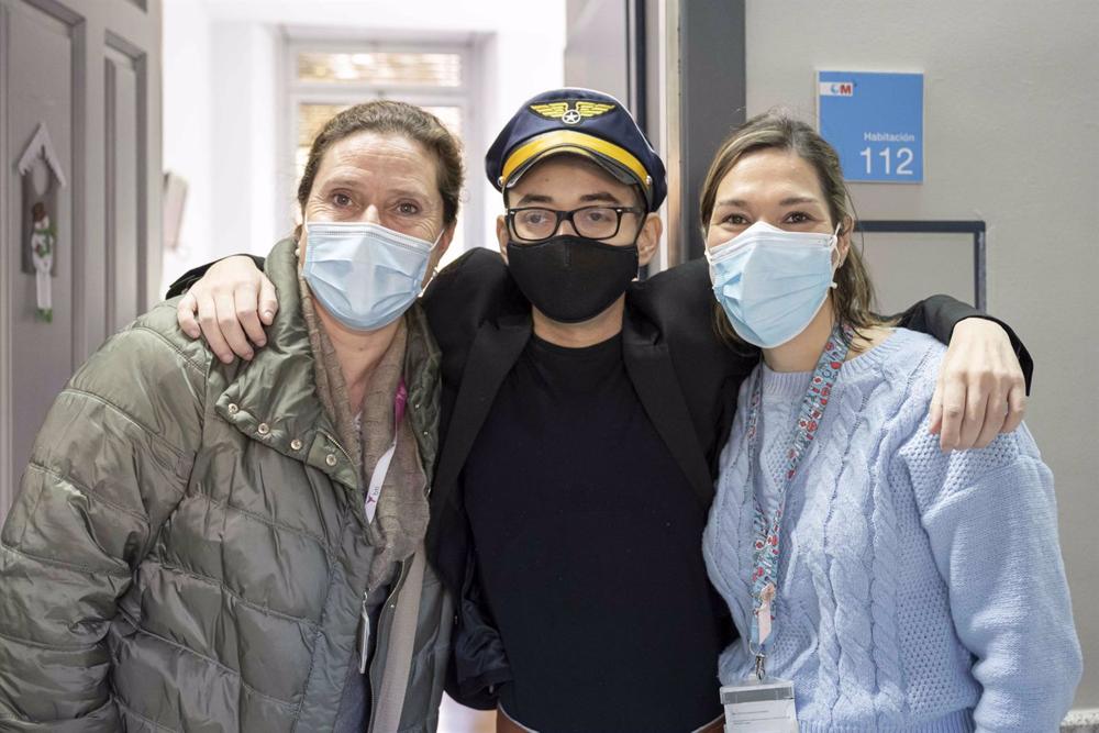 El Hospital Gregorio Marañón logra que un paciente cumpla su sueño de convertirse en “piloto” por un día El