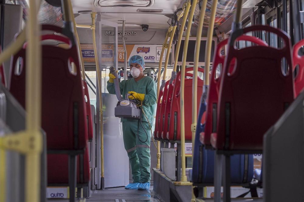 Arquivo - Trabalho de desinfecção num autocarro público em Quito, Equador. Arquivo