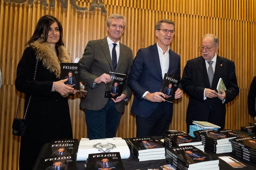El presidente del PP, Alberto Núñez Feijoo (3i); el de la Xunta, Alfonso Rueda (2i); el catedrático de Derecho Constitucional, Roberto Blanco Valdés (1d), y la responsable de Ediciones Nobel, Ana de la Calle, presentan el libro ‘A propósito de Feijoo’, en El