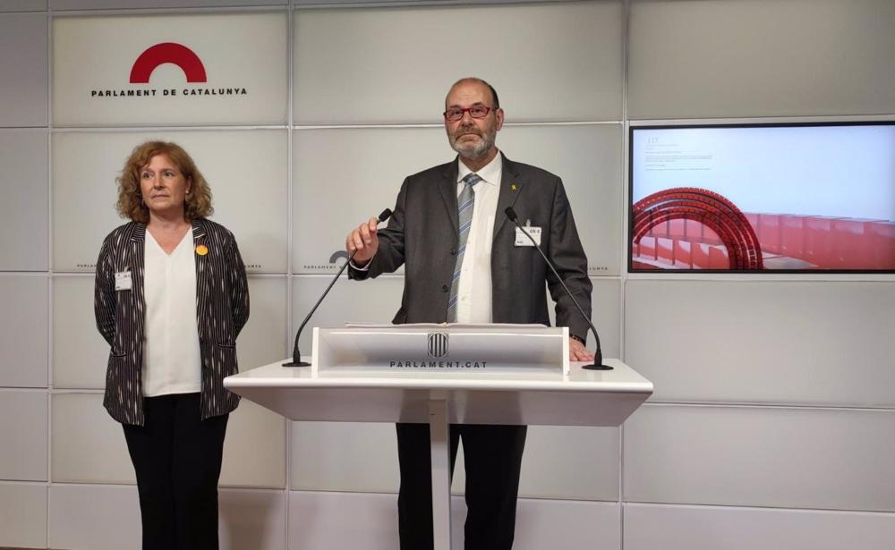 Archivo - El presidente de Plataforma per la Llengua, Òscar Escuder, en rueda de prensa en el Parlament Archivo