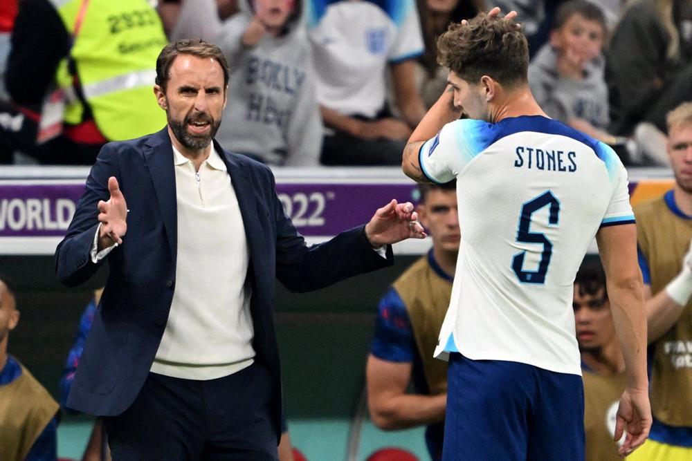 Gareth Southgate se dirige a John Stones en el Inglaterra-Francia Gareth
