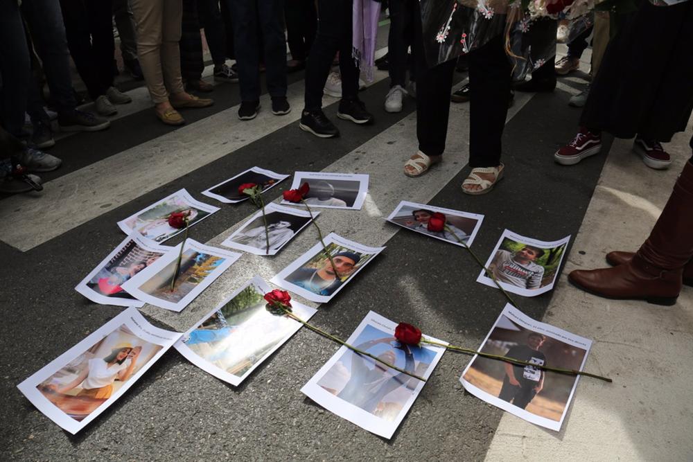 Archive - Images et roses rouges des personnes tuées en Iran lors des protestations contre la mort de Masha Amini, devant l'ambassade d'Iran, le 28 septembre 2022, à Madrid, en Espagne. Archive