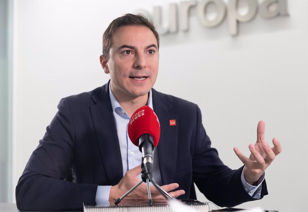 El secretario general del PSOE de Madrid, Juan Lobato, durante una entrevista de Europa Press, a 7 de diciembre de 2022, en Madrid (España). Juan Lobato es secretario general del PSOE-M desde octubre de 2021 y portavoz del Grupo Parlamentario Socialista e El